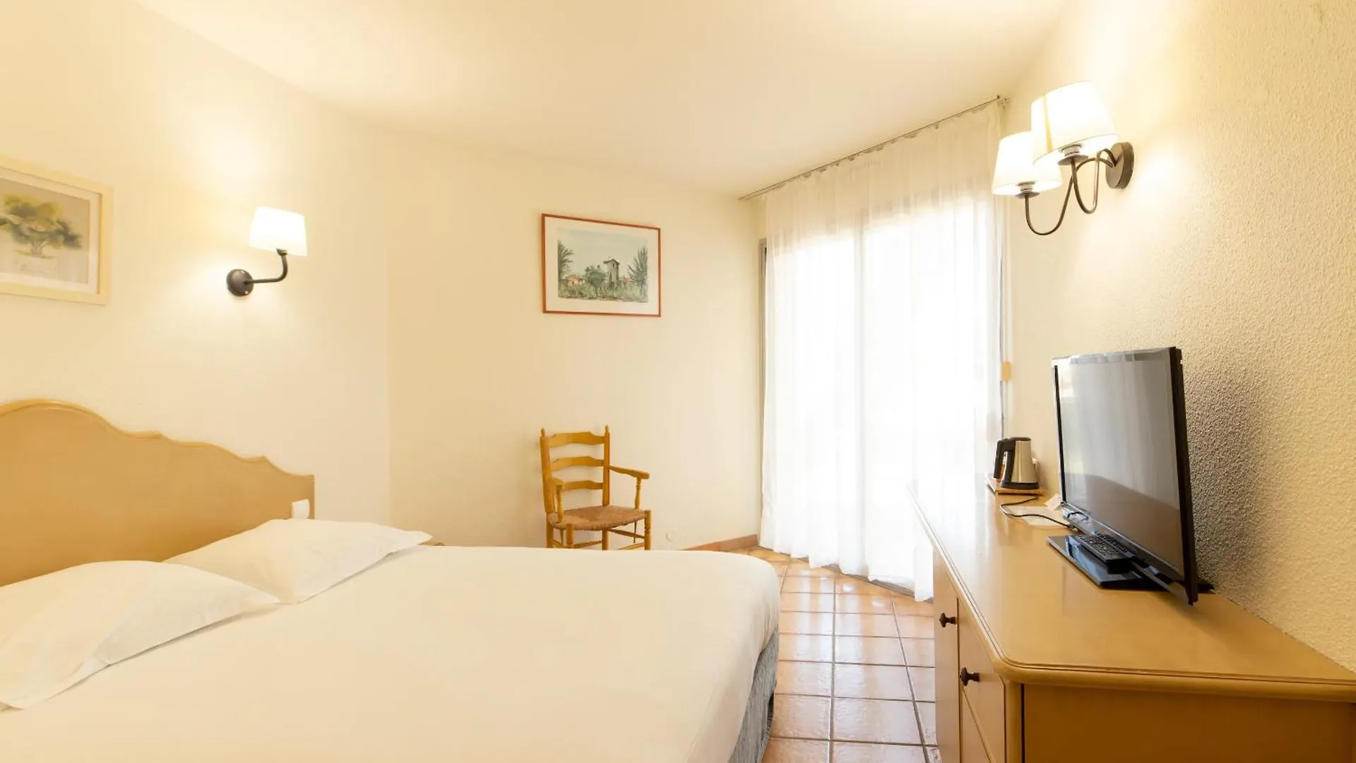 Golden Tulip Avignon Le Paradou Hotel